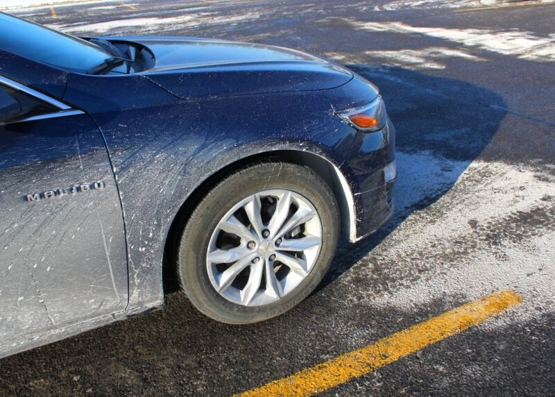 dirty-car-parked-in-the-car-park-covered-in-winter-snow_t20_8O7J0Q.jpg
