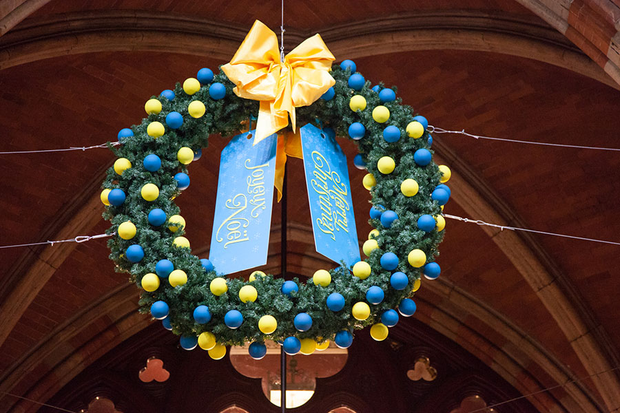 commercial Christmas displays wreaths